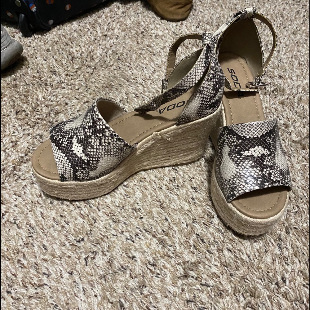 Brand new soda snake skin wedges 6.5